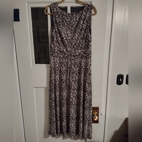 Cute brown and white dress - Picture 2 of 5